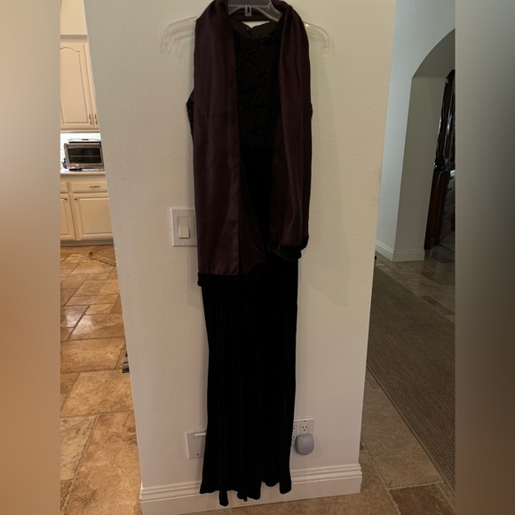 Beautiful Dark Chocolate Brown Beaded & Velvet Evening Gown. - Picture 5 of 5